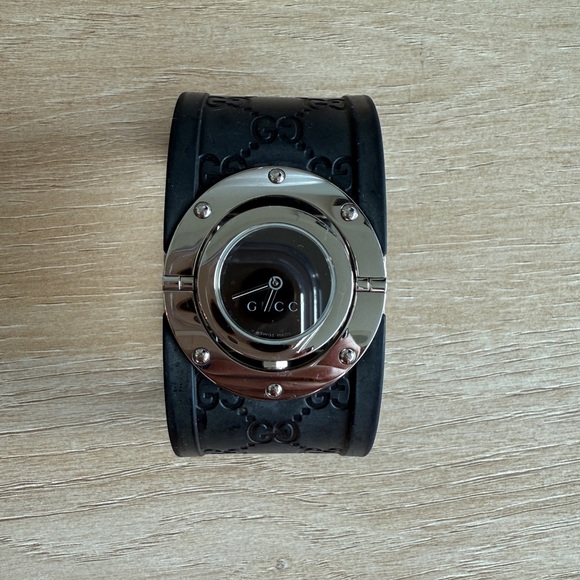 Gucci Women's YA112420 112 The Twirl Black Rubber Watch - Picture 5 of 5